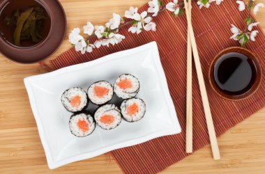 somon ve taze sakura şube ile Japon rulo