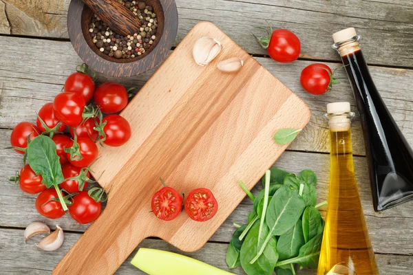 Frische Zutaten zum Kochen: Nudeln, Tomaten, Salat und Gewürze — Stockfoto