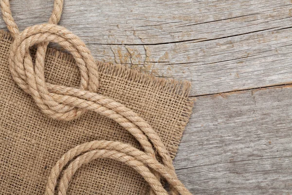 Корабельна мотузка на фоні дерев'яної текстури — стокове фото