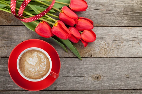 Tulipanes rojos frescos con cinta y taza de café — Foto de Stock