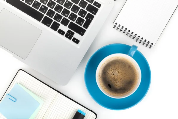 Tasse à café et fournitures de bureau — Photo