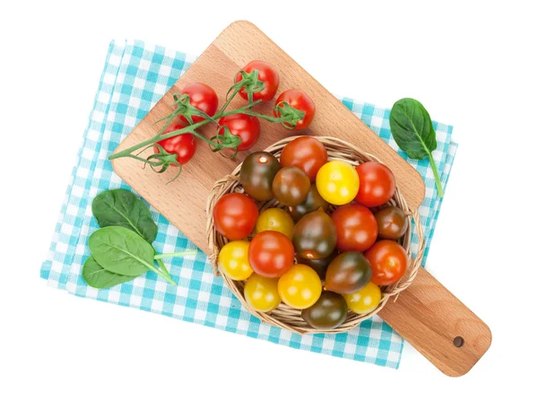 Kleurrijke cherry tomaten op snijplank — Stockfoto