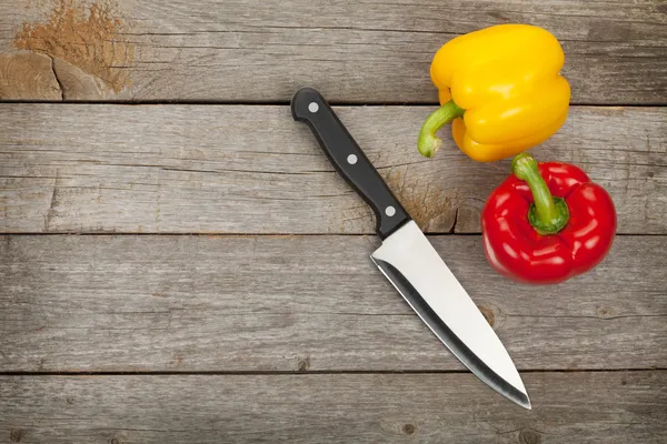 Kleurrijke paprika en keukenmes — Stockfoto