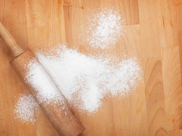 Rolo de pino com farinha na mesa de madeira — Fotografia de Stock