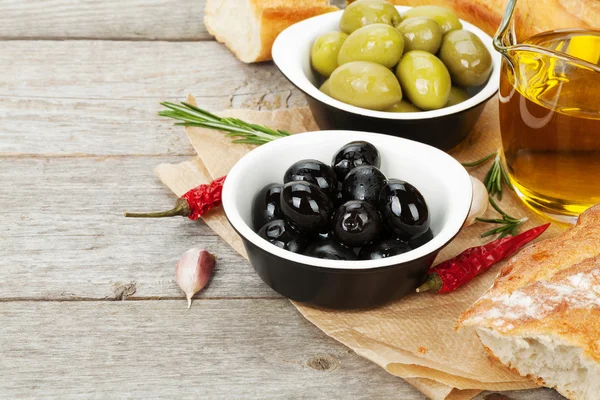 Comida italiana aperitivo de aceitunas, pan y especias — Foto de Stock