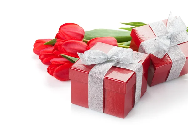 Φρέσκο κόκκινο τουλίπες με κουτιά δώρων — Φωτογραφία Αρχείου