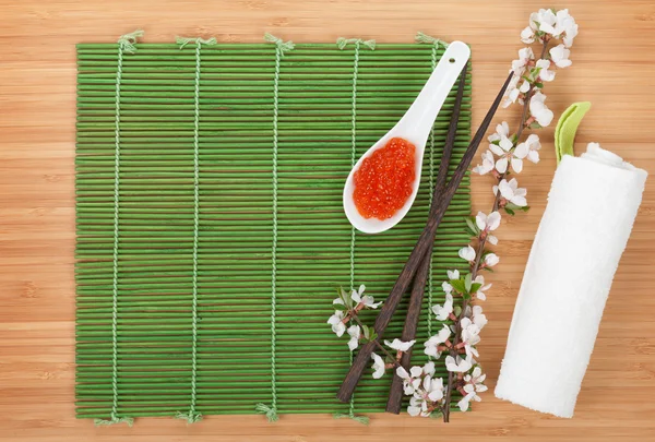 Caviale rosso, ramo di sakura e bacchette — Foto Stock