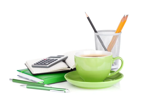 Groene koffiekopje, glazen en kantoorbenodigdheden — Stockfoto