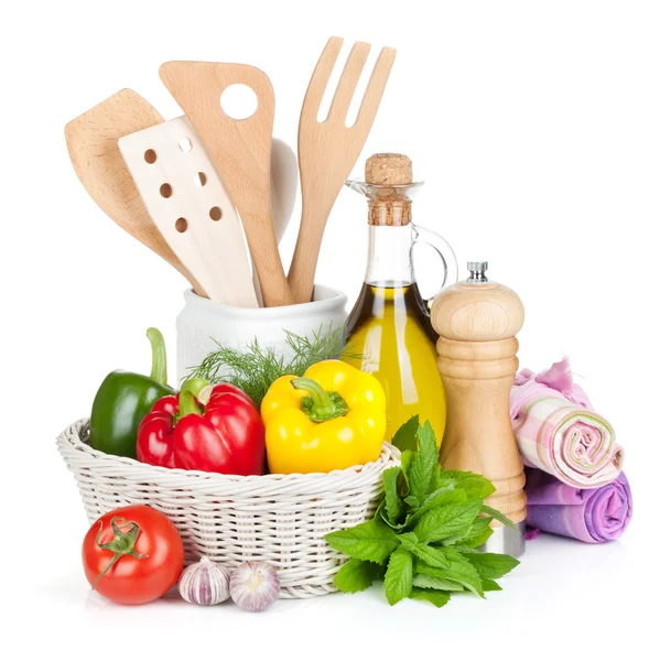Verse rijpe groenten, kruiden en keukengerei — Stockfoto