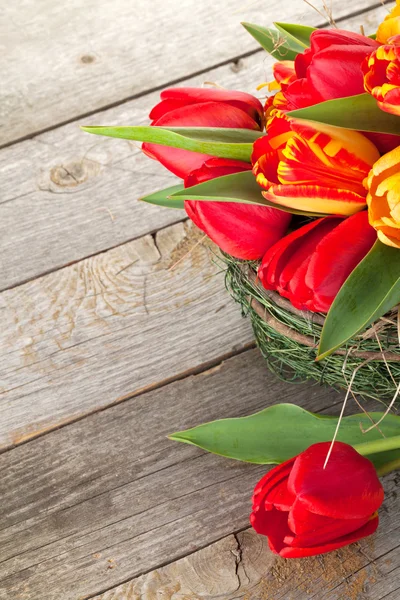 Ramo de tulipanes frescos y coloridos en cesta —  Fotos de Stock