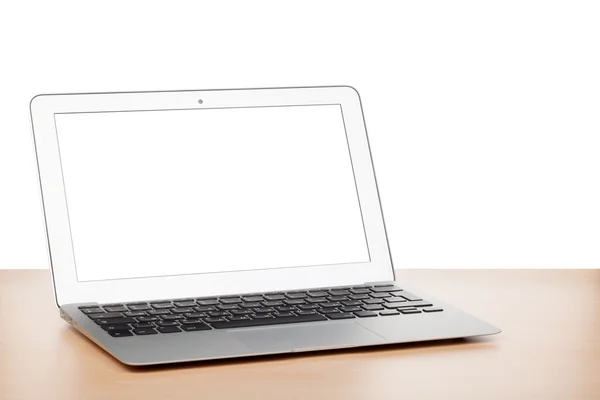 Masada boş ekran olan dizüstü bilgisayar — Stok fotoğraf