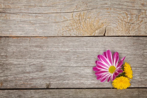 Bloemen op houten tafel — Stockfoto