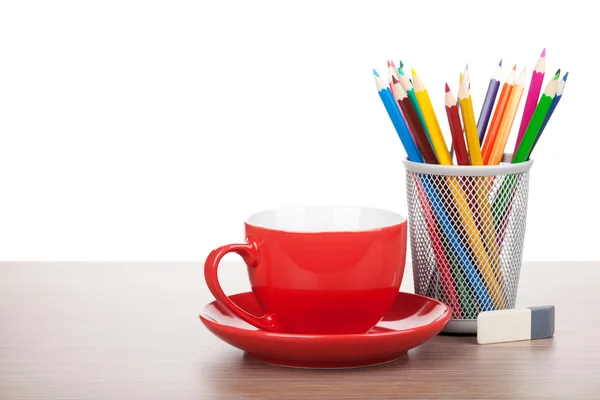 Taza de café rojo y lápices de colores —  Fotos de Stock