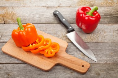kesme tahtası üzerinde Bell biber dilimlenmiş