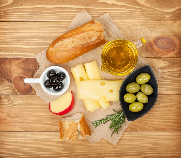 Oliven, Käse, Brot, Gemüse und Gewürze — Stockfoto