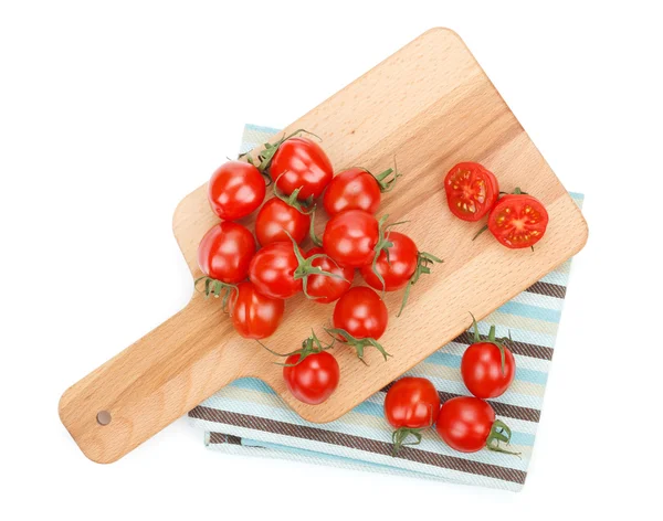 Tomates cherry en la tabla de cortar —  Fotos de Stock