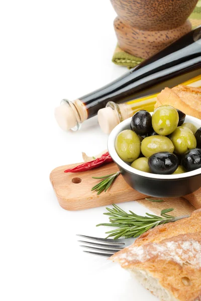 Aperitivo de comida italiana de azeitonas, pão e temperos — Fotografia de Stock