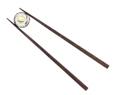 Suşi maki yemek çubukları içinde salatalık ile