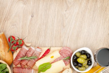 peynir, zeytin, domates, jambon ile kırmızı şarap