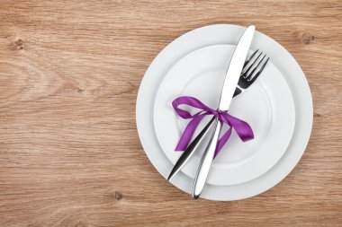 çatal bıçak tabak üzerine