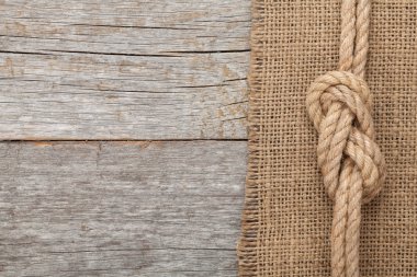 ahşap doku arka plan üzerinde gemi halatı