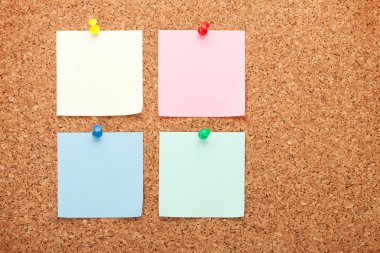 cork ilan tahtası üzerinde boş postit notları