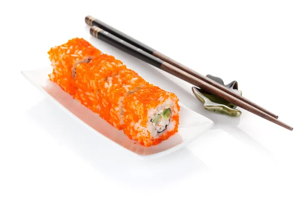 Sushi maki e pauzinhos — Fotografia de Stock