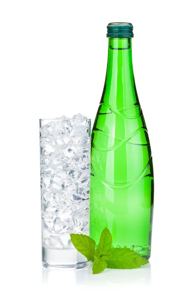 Glas water met ijs, fles en mint — Stockfoto