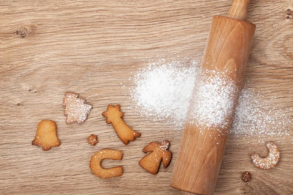 Rolling pin with flour and cookies — Stock Photo, Image