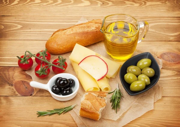 Oliver, ost, bröd, grönsaker och kryddor — Stockfoto