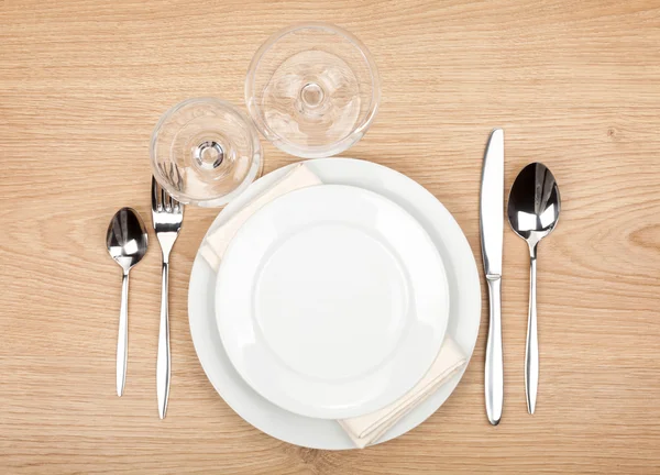 Empty plate, glasses and silverware set — Stock Photo, Image