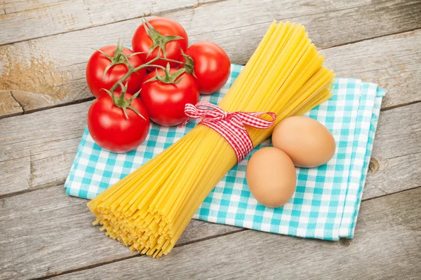 Massas alimentícias, tomates e ovos — Fotografia de Stock
