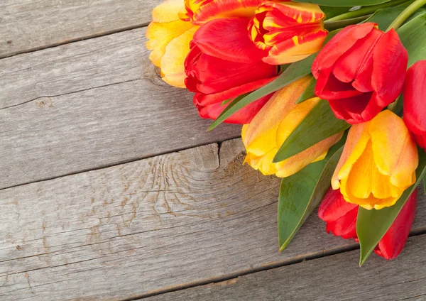 Boeket verse kleurrijke tulpen — Stockfoto