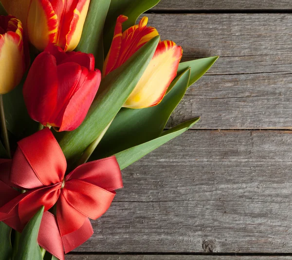 Ramo de tulipanes con cinta y lazo —  Fotos de Stock