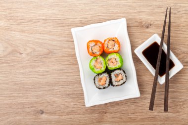 Tobiko ile renkli suşi maki