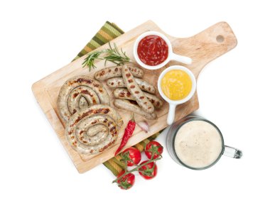 Ketçap, hardal ve bira kupa ile ızgara sosis