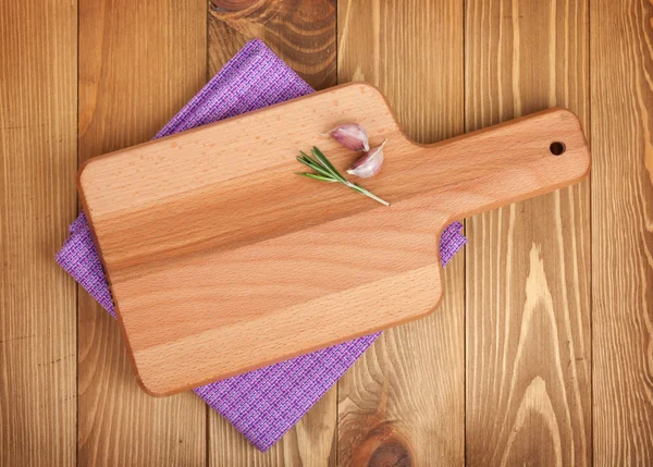 Cutting board over kitchen towel — Stock Photo, Image