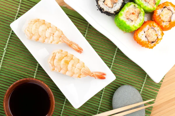 Sushi maki et sushi aux crevettes — Photo