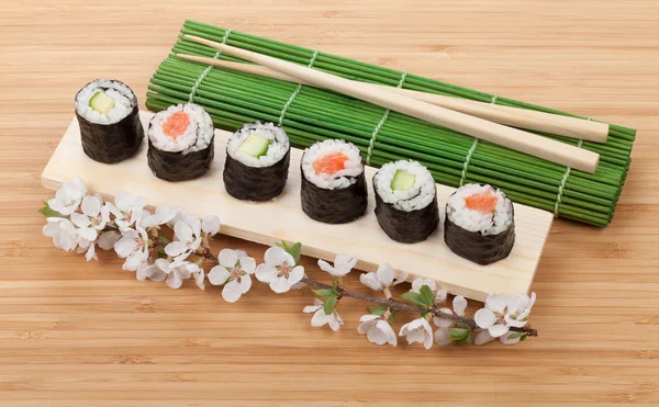 Sushi maki conjunto com ramo sakura fresco — Fotografia de Stock