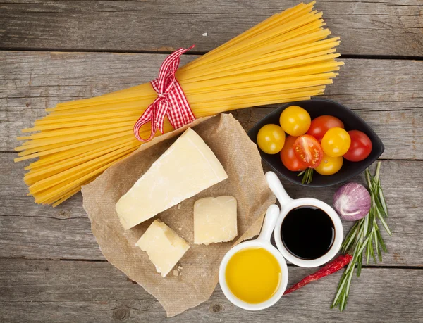 Queijo parmesão, massas, tomates, vinagre, azeite, ervas aromáticas e especiarias — Fotografia de Stock