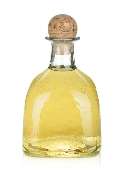 Бутылка золотой текилы — стоковое фото