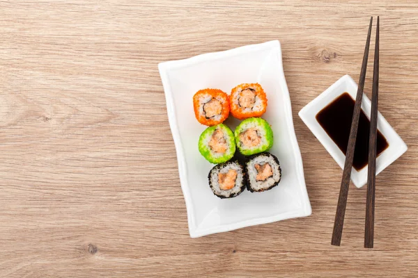 Colorido sushi maki con tobiko — Foto de Stock