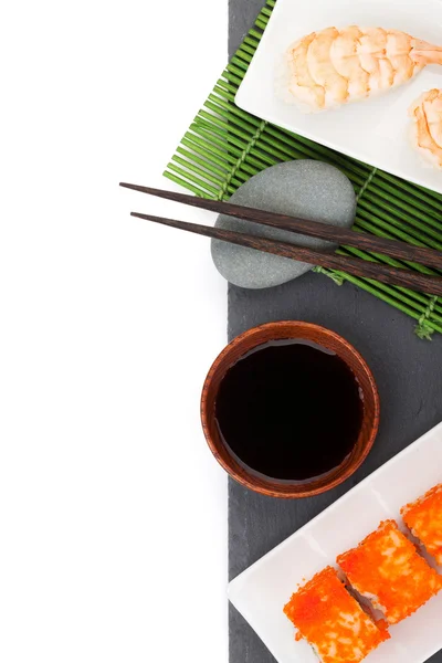Sushi maki e sushi de camarão em pedra preta — Fotografia de Stock