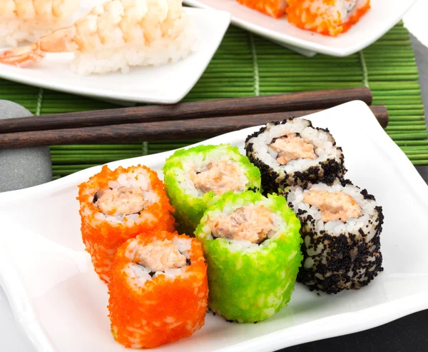 Sushi menüsü ve maki sushi — Stok fotoğraf