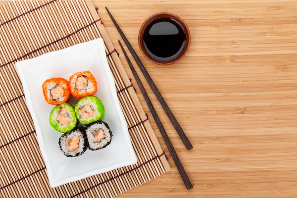 Maki de sushi colorido com tobiko — Fotografia de Stock