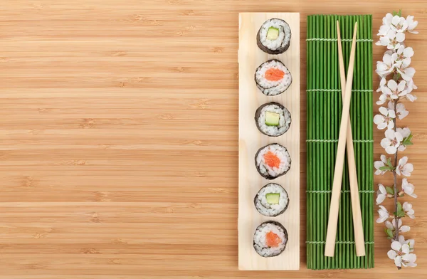 Sushi maki instellen met verse sakura branch — Stockfoto