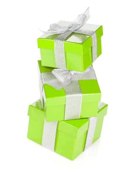 Trois boîtes-cadeaux vertes avec ruban argenté et arc — Photo