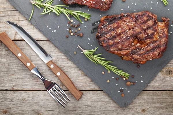 Rindersteaks mit Rosmarin und Gewürzen — Stockfoto