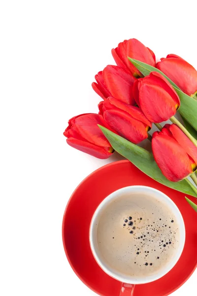 Świeże czerwone tulipany z filiżanki kawy — Zdjęcie stockowe