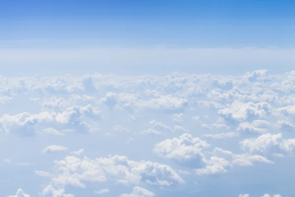 Céu azul com nuvens fundo com espaço de cópia — Fotografia de Stock